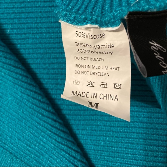 Women’s Size Medium Oversized Turtleneck Sweater Like New Condition - Picture 4 of 6